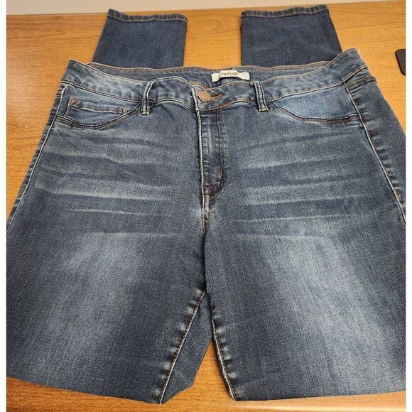 Refuge 16 smil jeans. Measures approx 36 waist 28 inseam and 10 rise - Picture 1 of 7